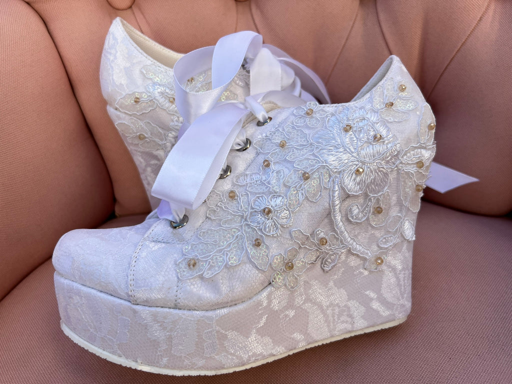 Zapatos de plataforma para novia blancos con un toque en dorado