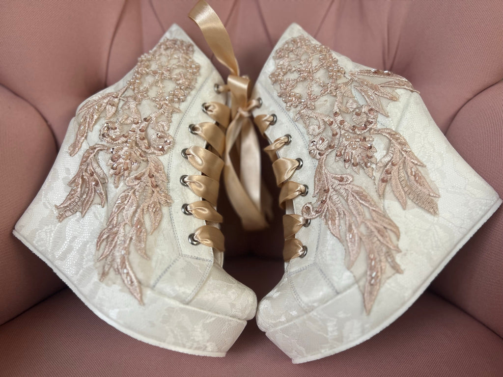 Zapato tenis para boda con plataforma en color ivory y blanco con aplicaciones champagne