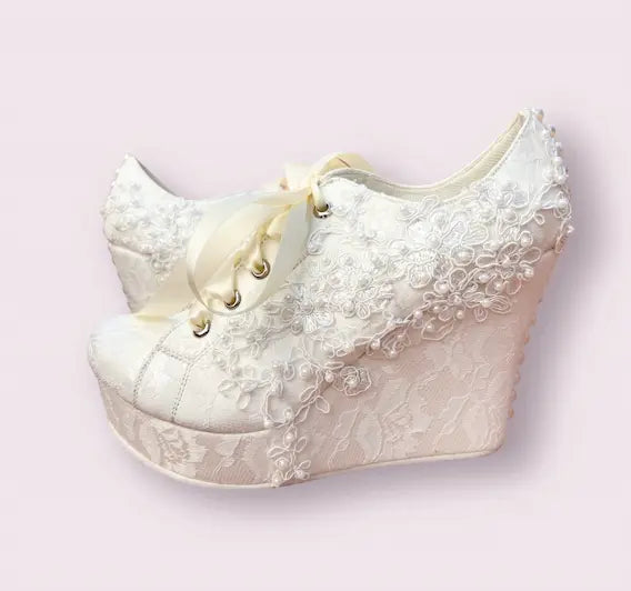 Cómodos zapatos de plataforma con encaje para novia, ideales para largas horas de celebración