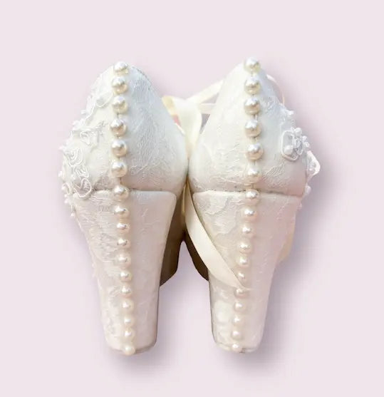 Elegantes zapatos de plataforma de encaje para novia, diseñados para máximo confort con un toque de encaje delicado y perlas bordadas a mano