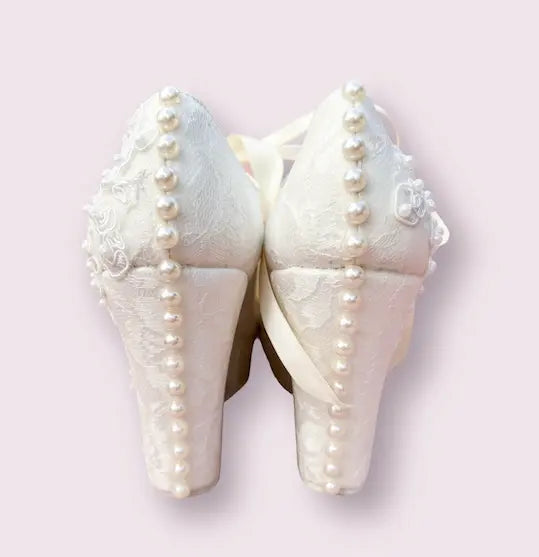 Zapato de Plataforma para Novia en Encaje con Delicadas Perlas Bordadas a Mano