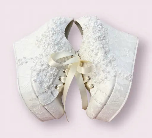Zapatos de plataforma para novia de encaje con aplicaciones bordadas a mano en perlas