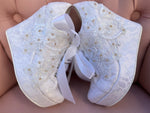 Zapatos de plataforma para novia blancos con un toque en dorado