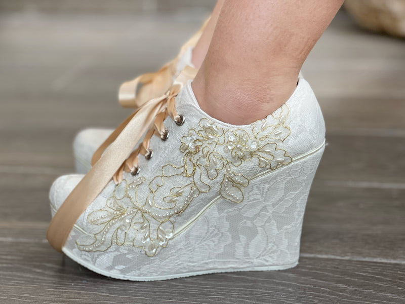 Zapato tenis para novia de plataforma con tonos dorados