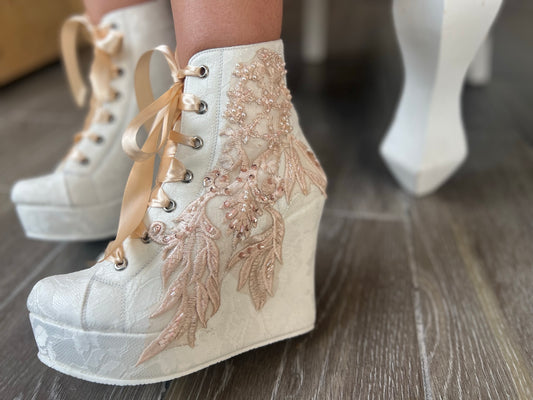 Zapato tenis para boda con plataforma en color ivory y blanco con aplicaciones champagne