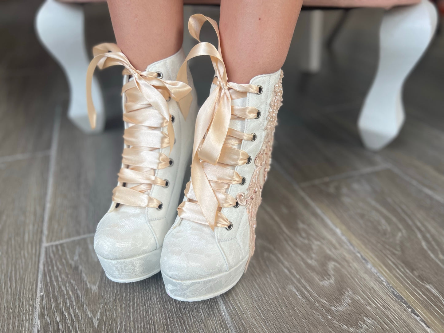 Zapato tenis para boda con plataforma en color ivory y blanco con aplicaciones champagne