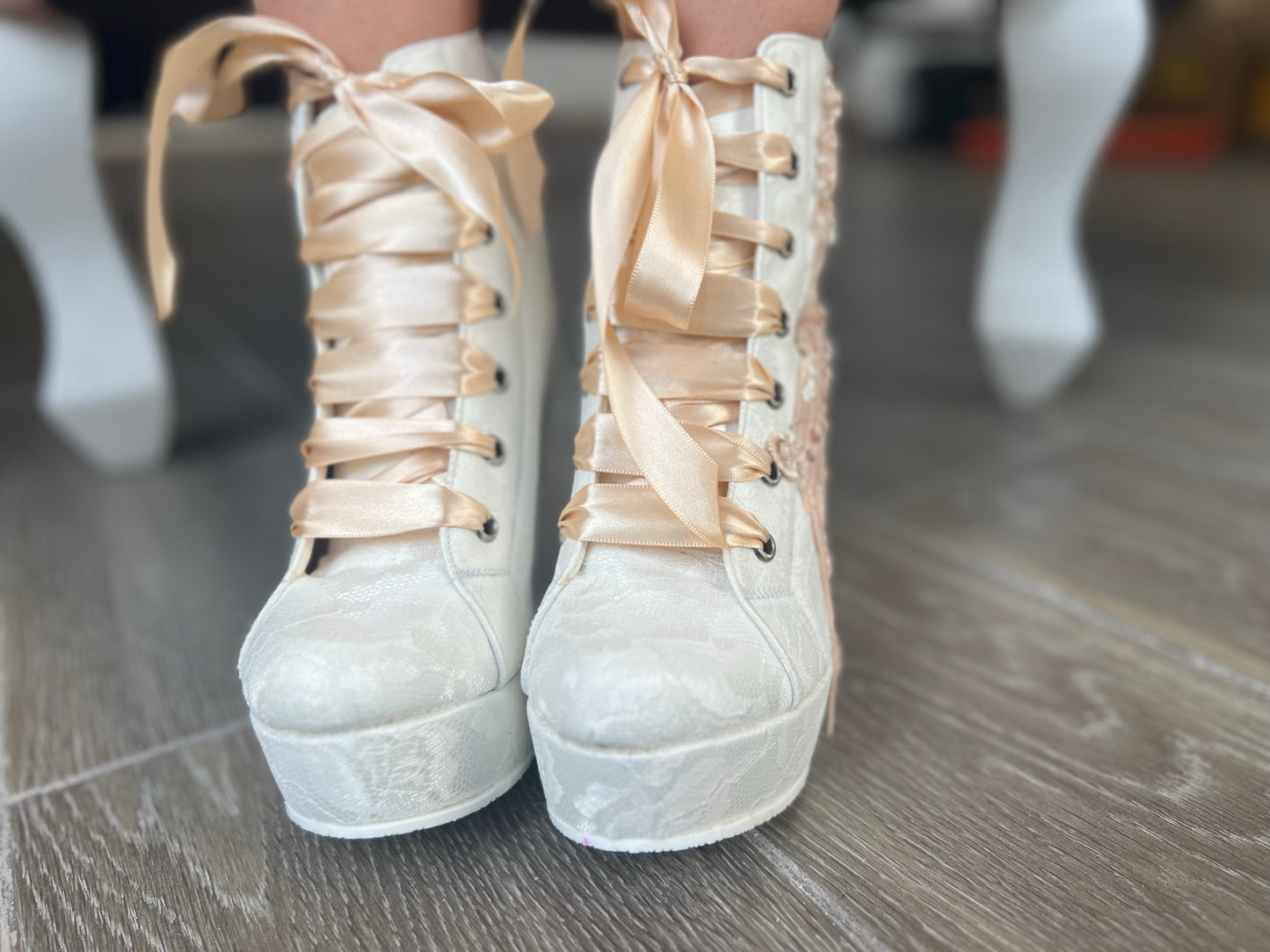 Zapato tenis para boda con plataforma en color ivory y blanco con aplicaciones champagne