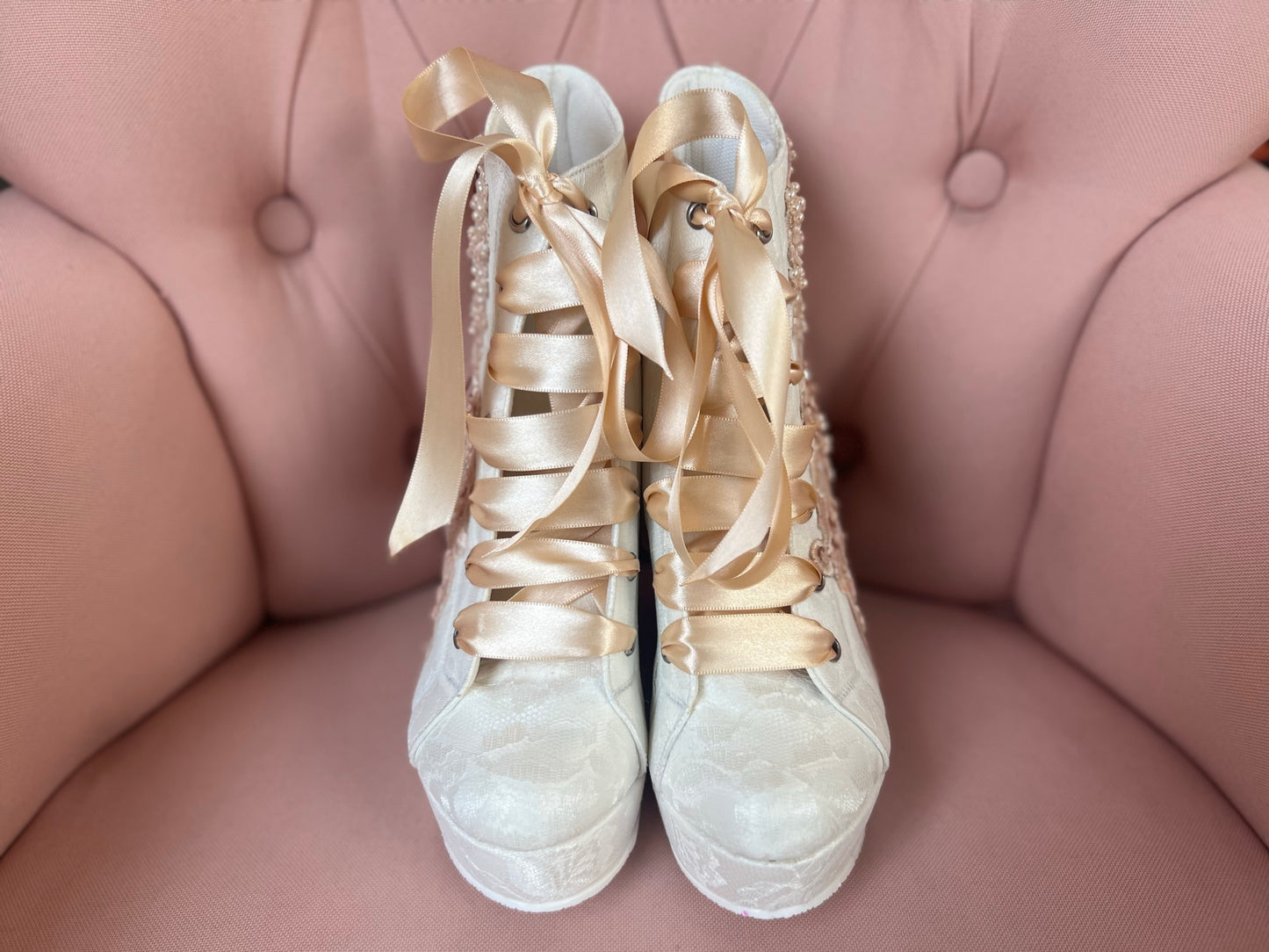 Zapato tenis para boda con plataforma en color ivory y blanco con aplicaciones champagne