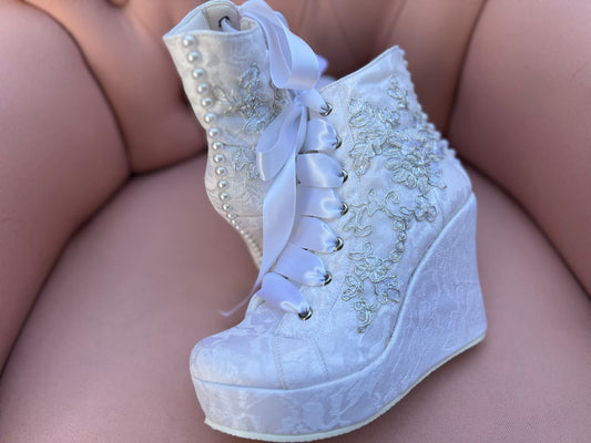 Zapatos para novia con detalles en plata