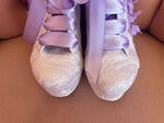 Zapatos tenis de plataforma con encaje y aplicación en color lila