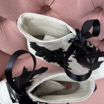 Zapato de Plataforma para Novia: Elegancia en Negro con Detalles de Perlas y Encaje