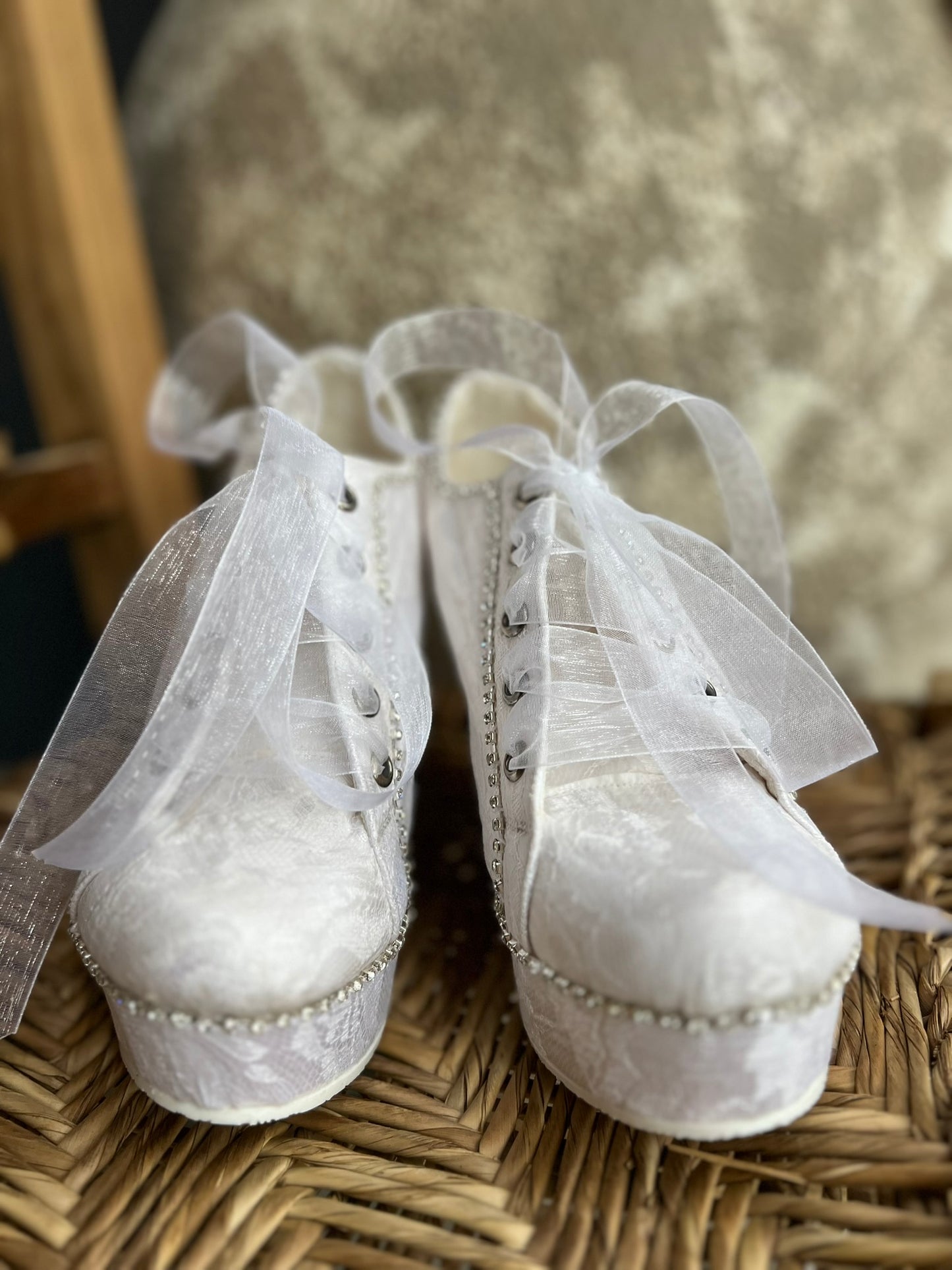 Zapatos de plataforma para bodas, en encaje blanco con cadena de cristal, elegancia y confort garantizados