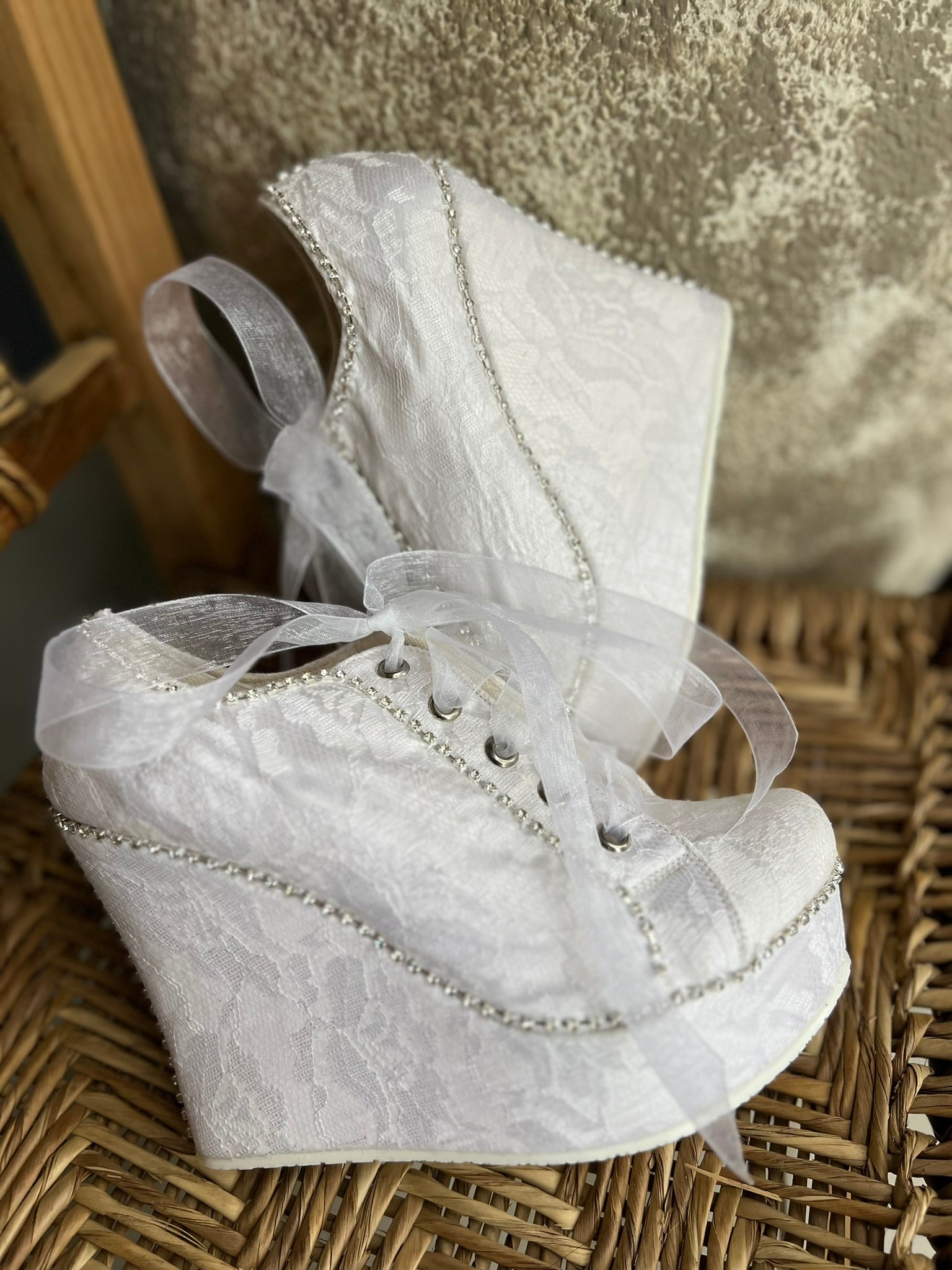 Elegantes zapatos de plataforma en encaje con detalles de cadena de cristal, perfectos para novias que buscan estilo y confort