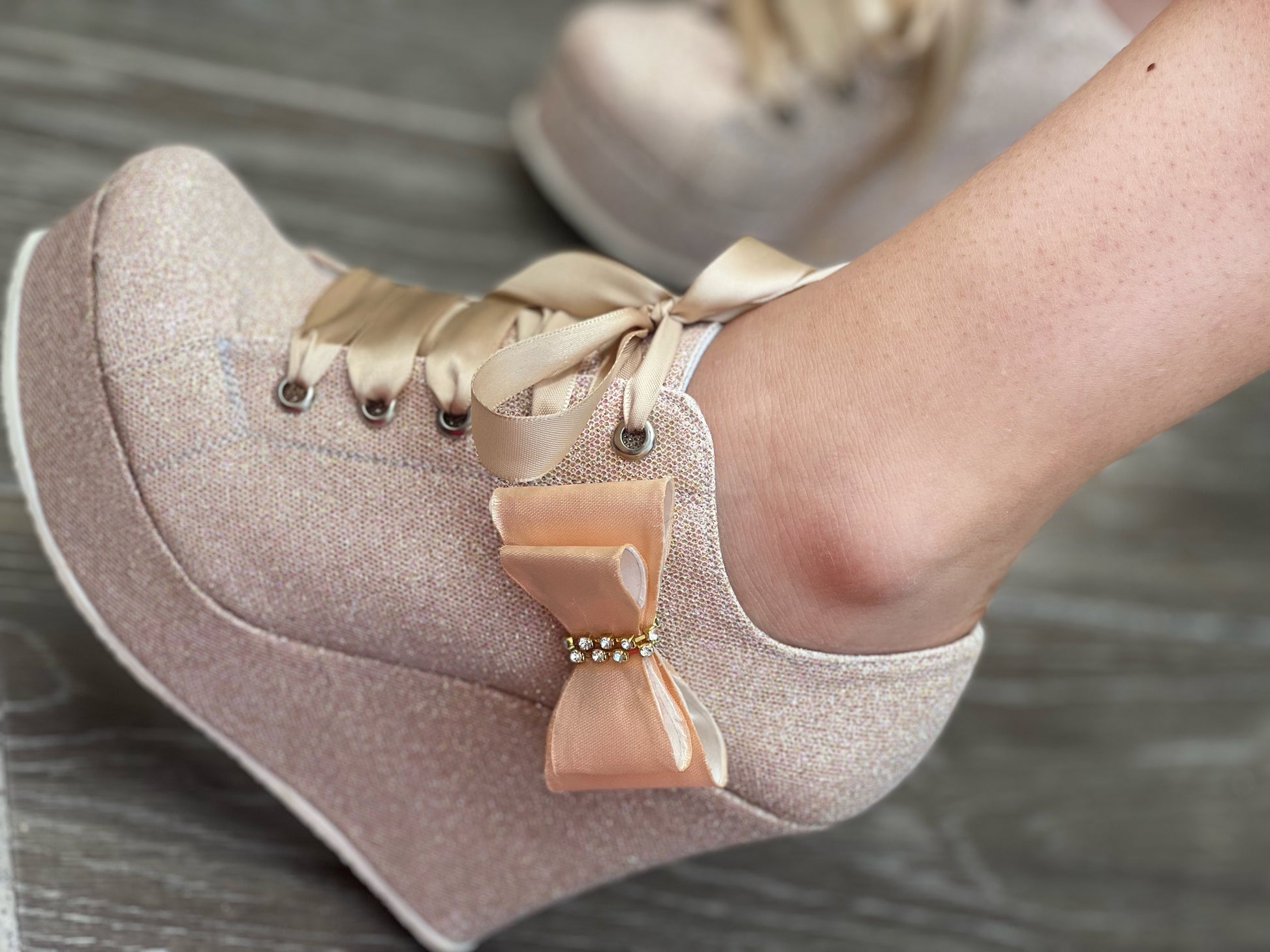 Zapatos de plataforma en oro rosado con moño. Ideal para novias y quinceañeras que buscan comodidad y estilo